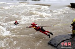 广西桂林：直面暴雨涨水 消防指